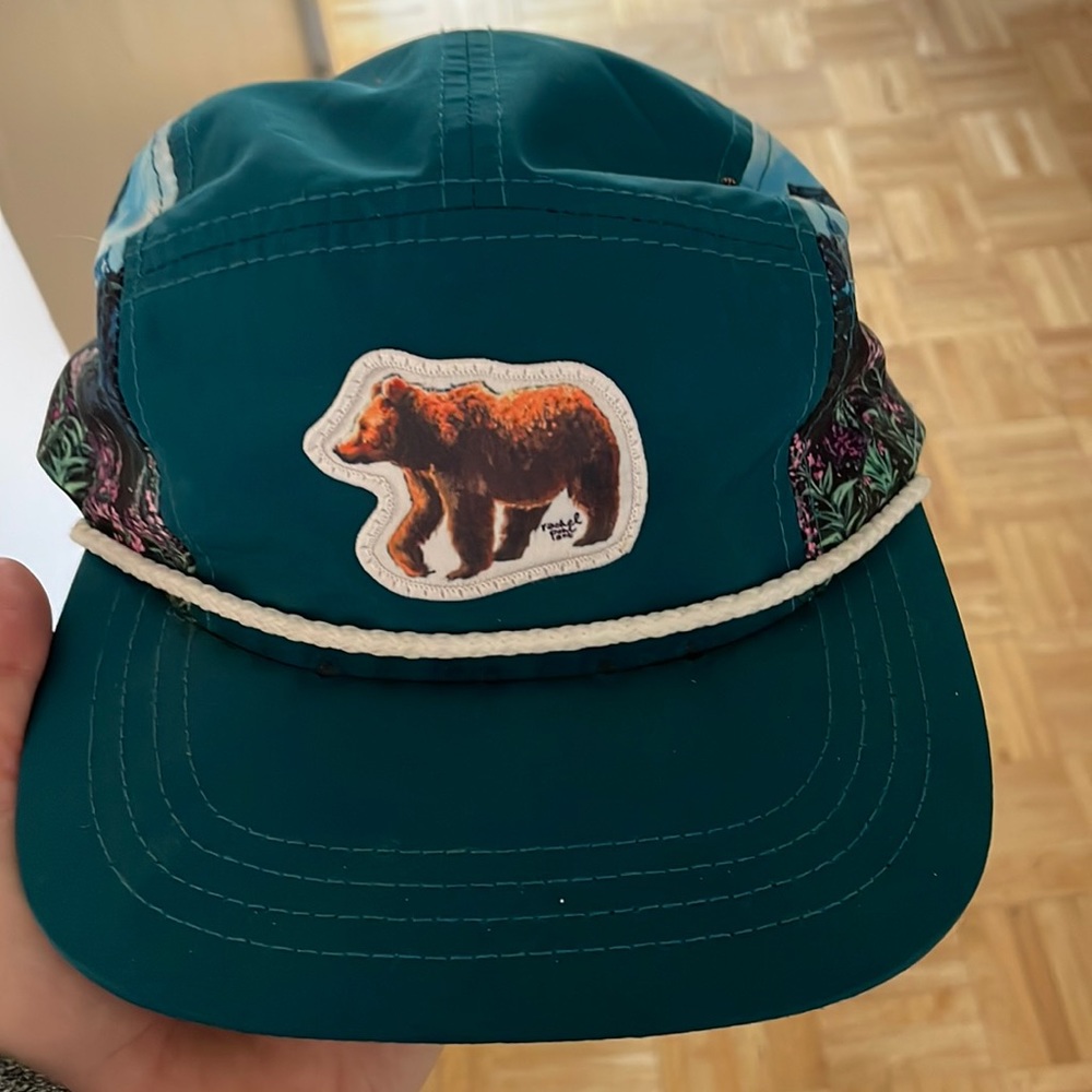 Never worn Rachel Pohl bear with mountain scene running hat!